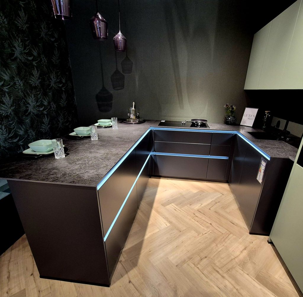 Eine Küche mit einer Arbeitsplatte und einem Waschbecken.