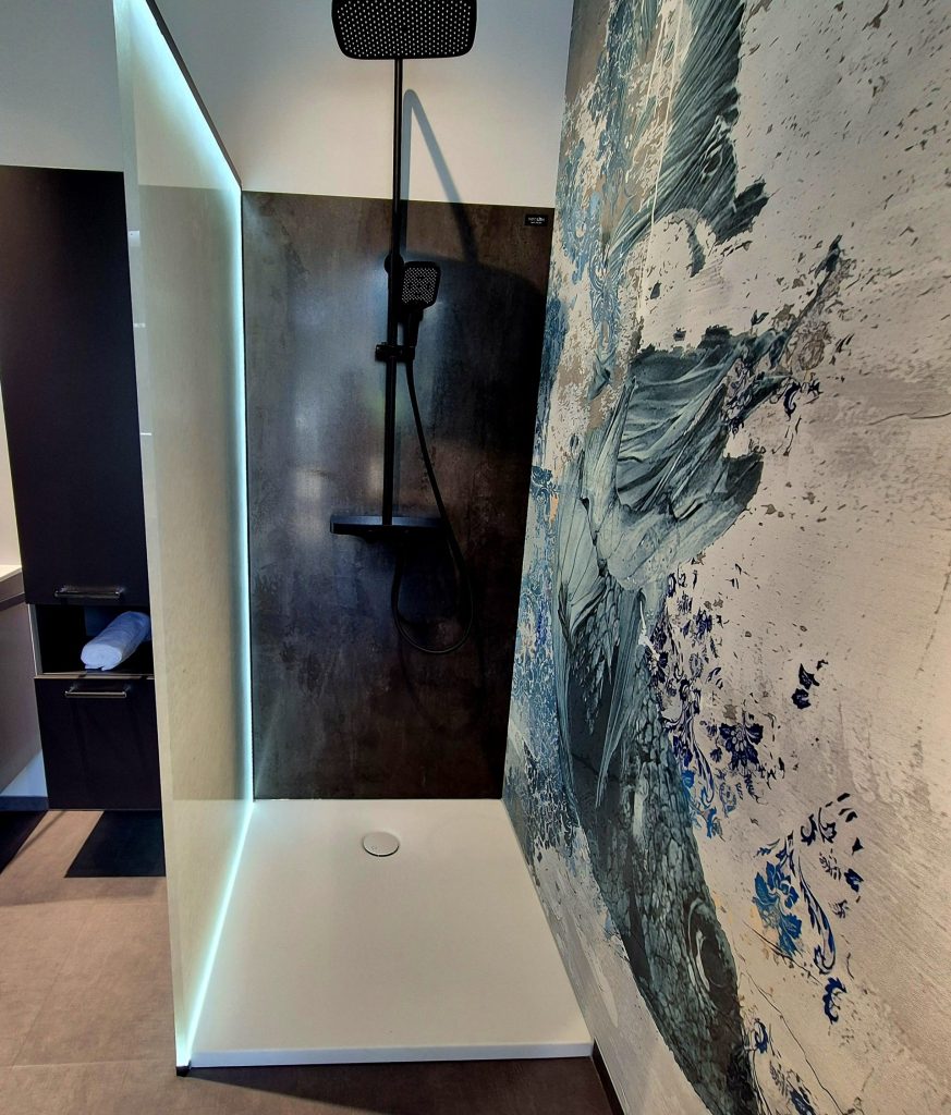 Ein modernes Badezimmer mit einem großen Wandmural, das den Raum stilvoll ergänzt.